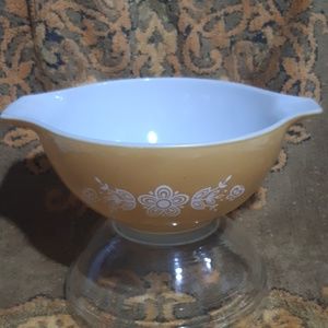 Pyrex Vintage Butterfly Gold Mixing bowl 1.5 Quart
